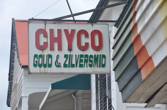 Chico com 'y', Gold com 'u' e Silver com 'z'. É a lpingua holandesa... (em Paramaribo, no Suriname)